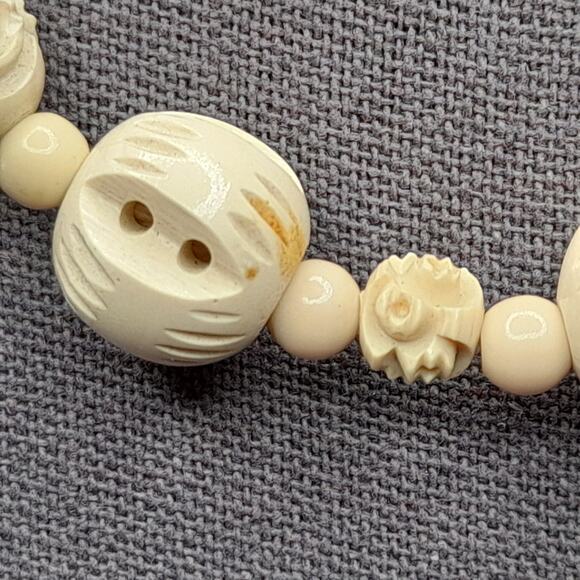 Vintage Celluloid Beaded Necklace, Carved Beads, 16", 1950s Vintage Jewelry - Picture 4 of 12